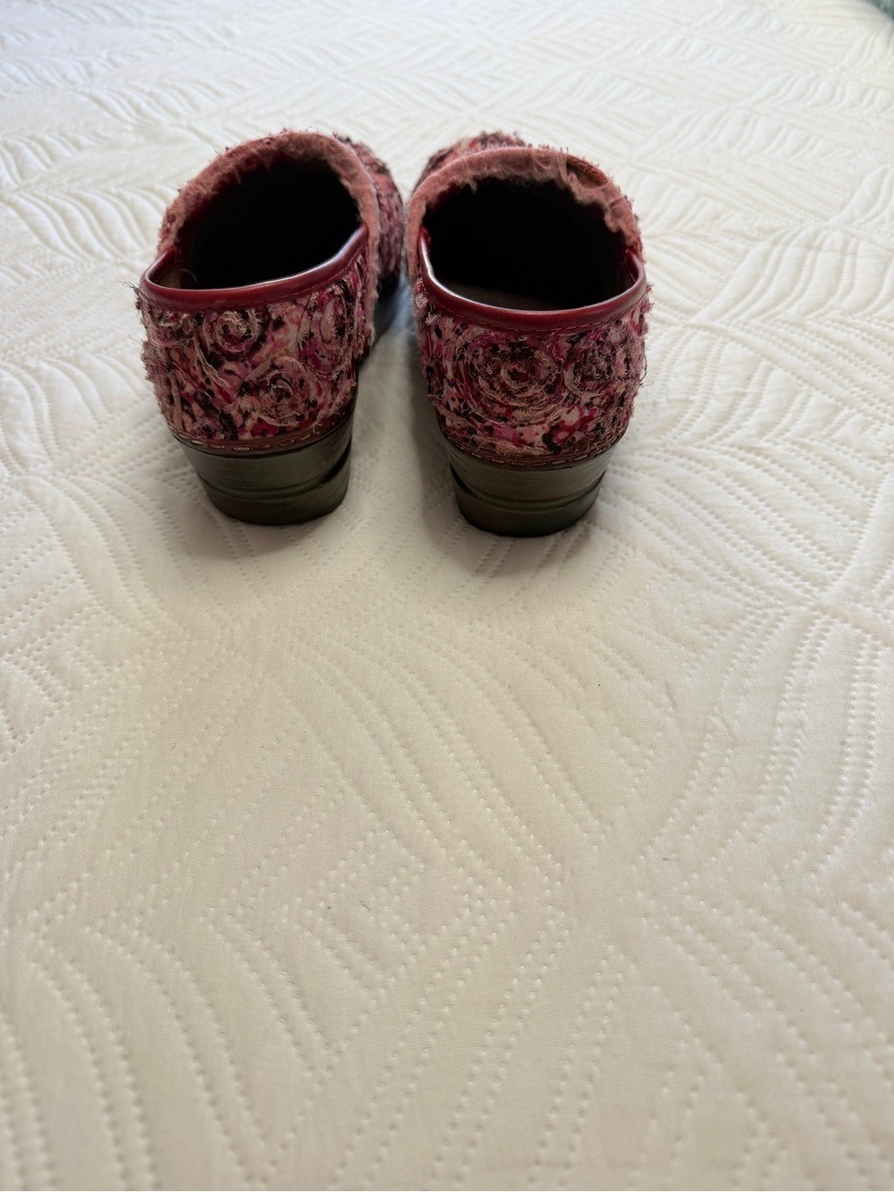 Sanita Women’s Pink Rose-Floral Embroidered Tapestry Fabric Clogs. Size 38 (7.5) - Picture 6 of 8